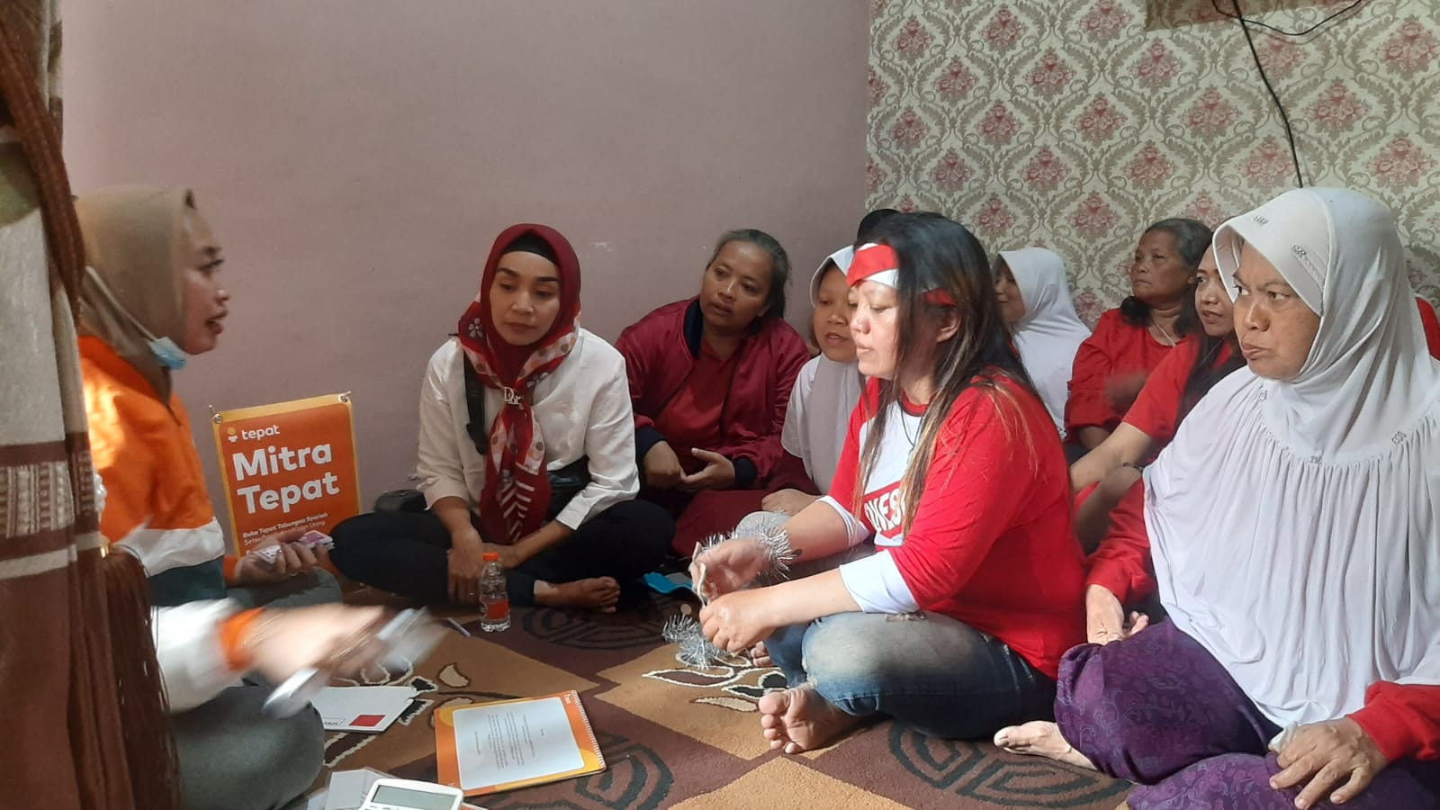 Community Officer (CO) BTPN Syariah menjalankan Pertemuan Rutin Sentra (PRS) di Malang