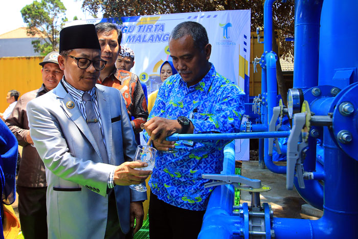Wali Kota Malang Sutiaji membawa gelas untuk mencoba air minum dari tower SPAM 2 di kantor Perumda Tugu Tirta, kemarin.