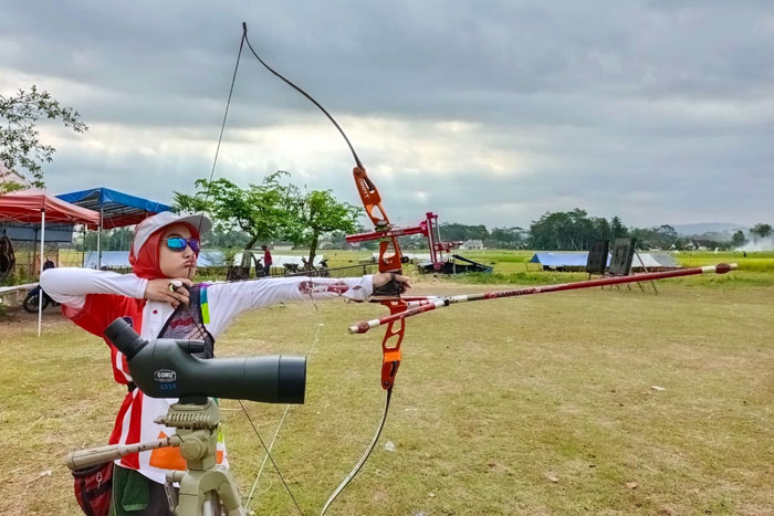 Bintang Riviasasti Yudhistira membidik sasaran saat latihan di Ngebruk, Sumberpucung, Kabupaten Malang.