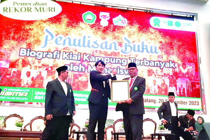 Rektor Unisma Prof Maskuri (kanan) menerima piagam penghargaan Rekor Muri terkait penulisan buku kiai kampung.