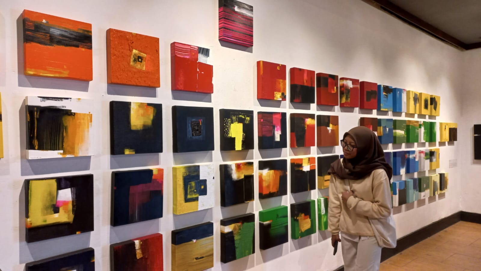 PENUH WARNA: Karya lukisan bergenre abstrak dipemerkan di Galeri Raso Kota Batu hingga 30 September 2023.