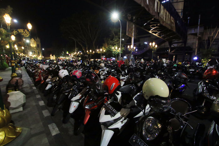 Deretan kendaraan parkir di tepi Jalan Basuki Rahmat, kemarin (21/9). Hampir setiap malam, sisi kanan dan kiri ruas jalan dipadati kendaraan parkir.