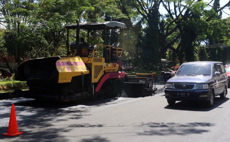 TAHAP AWAL: Salah satu truk pengangkut pasir dan aspal mulai membenahi ruas di Jalan Veteran, kemarin.