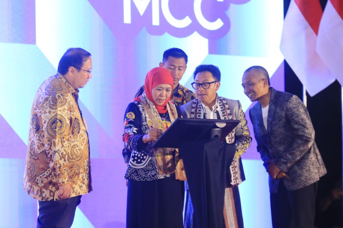 Gubernur Jatim Khofifah Indar Parawansa didampingi Wali Kota Malang Sutiaji dalam peresmian Malang Creative Center