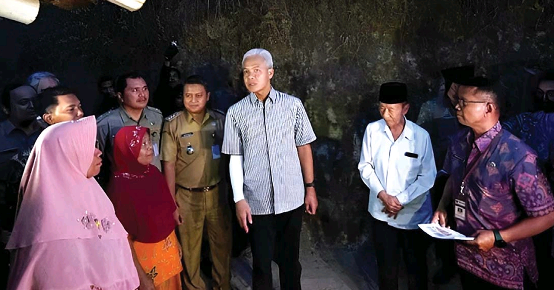 Ganjar Pranowo membantu renovasi rumah tidak layak huni di Sukoharjo