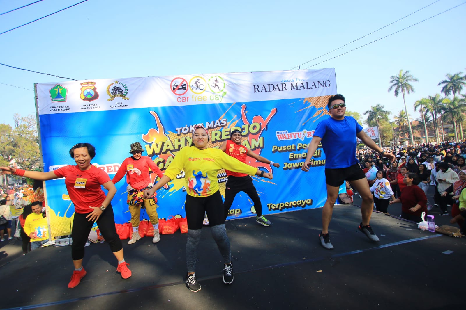 MERIAH: Instruktur senam memberikan contoh gerakan di senam massal CFD Ijen bersama Toko Emas Wahyu Redjo, Minggu (24/9). (Suharto/Radar Malang)