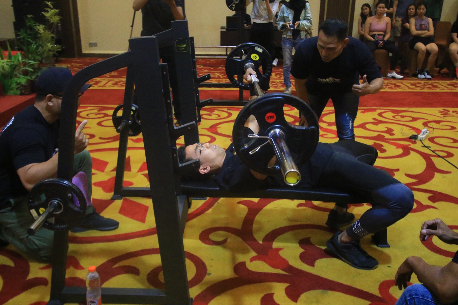 SUPAYA SEHAT: Salah satu instruktur gym menilai gerakan binaragawan di Ascent Best Gym, Minggu (24/9)/ (Suharto/Radar Malang)
