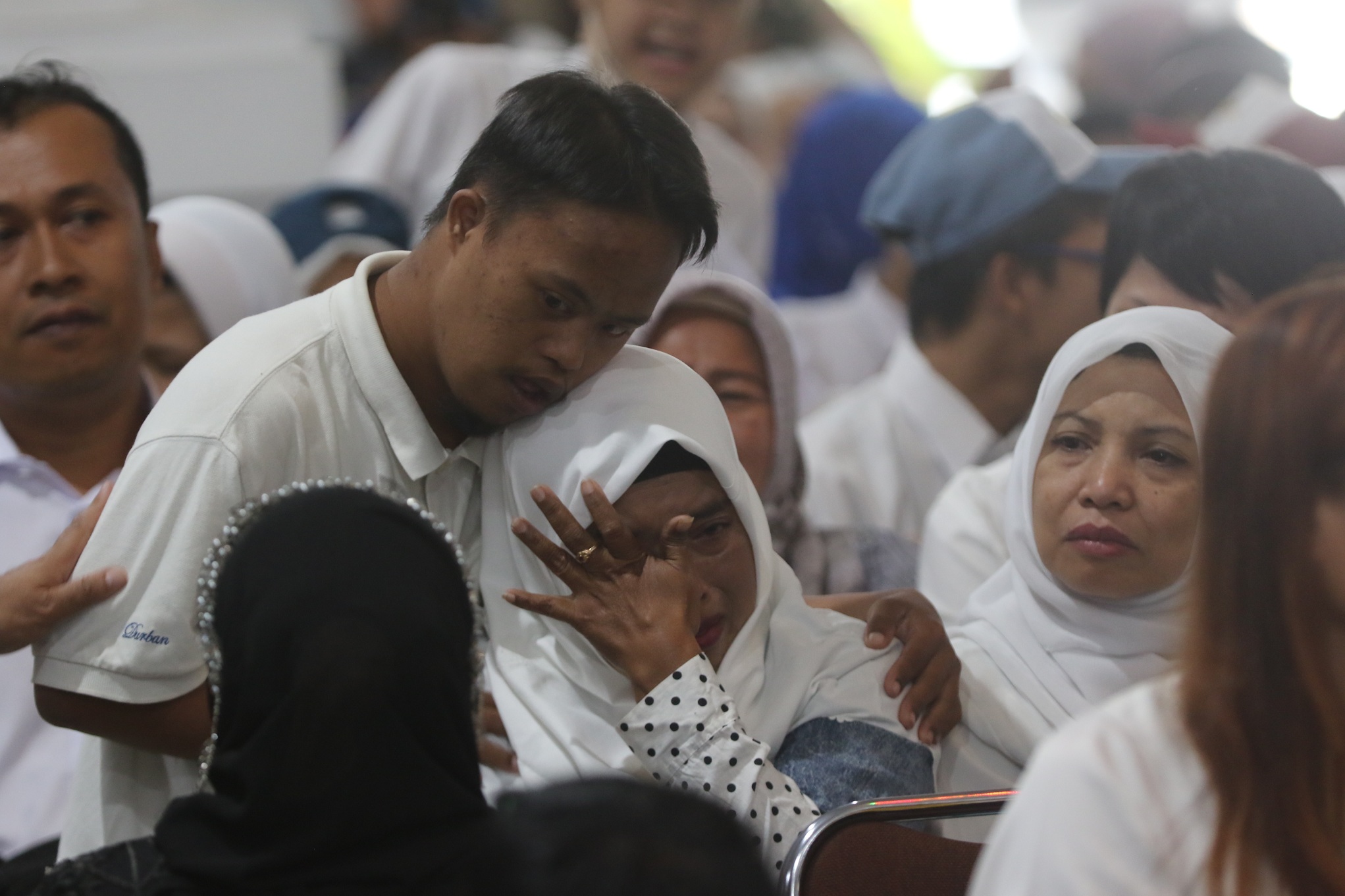 AUDIENSI: Penyandang disabilitas memeluk ibunya setelah menyuarakan aspirasinya terkait fasilitas publik belum ramah bagi difabel di gedung DPRD Kota Malang. (Darmono/Radar Malang)