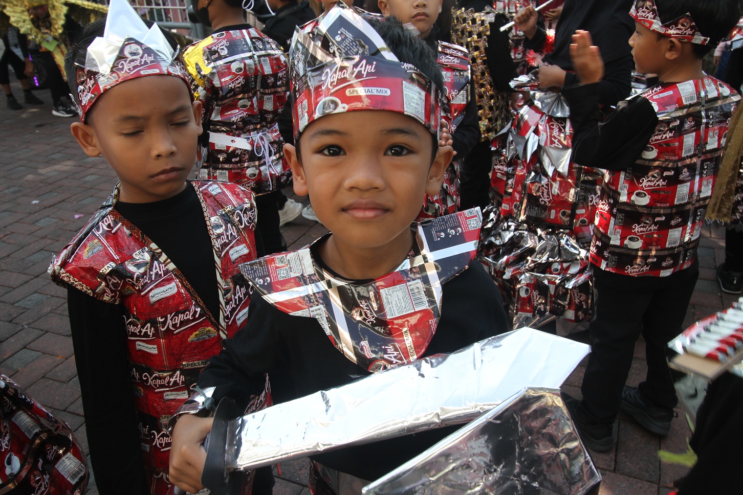 KREATIF: Salah satu siswa MI Khadijah memakai kostum dari daur ulang plastik. (MI Khadijah for Radar Malang)
