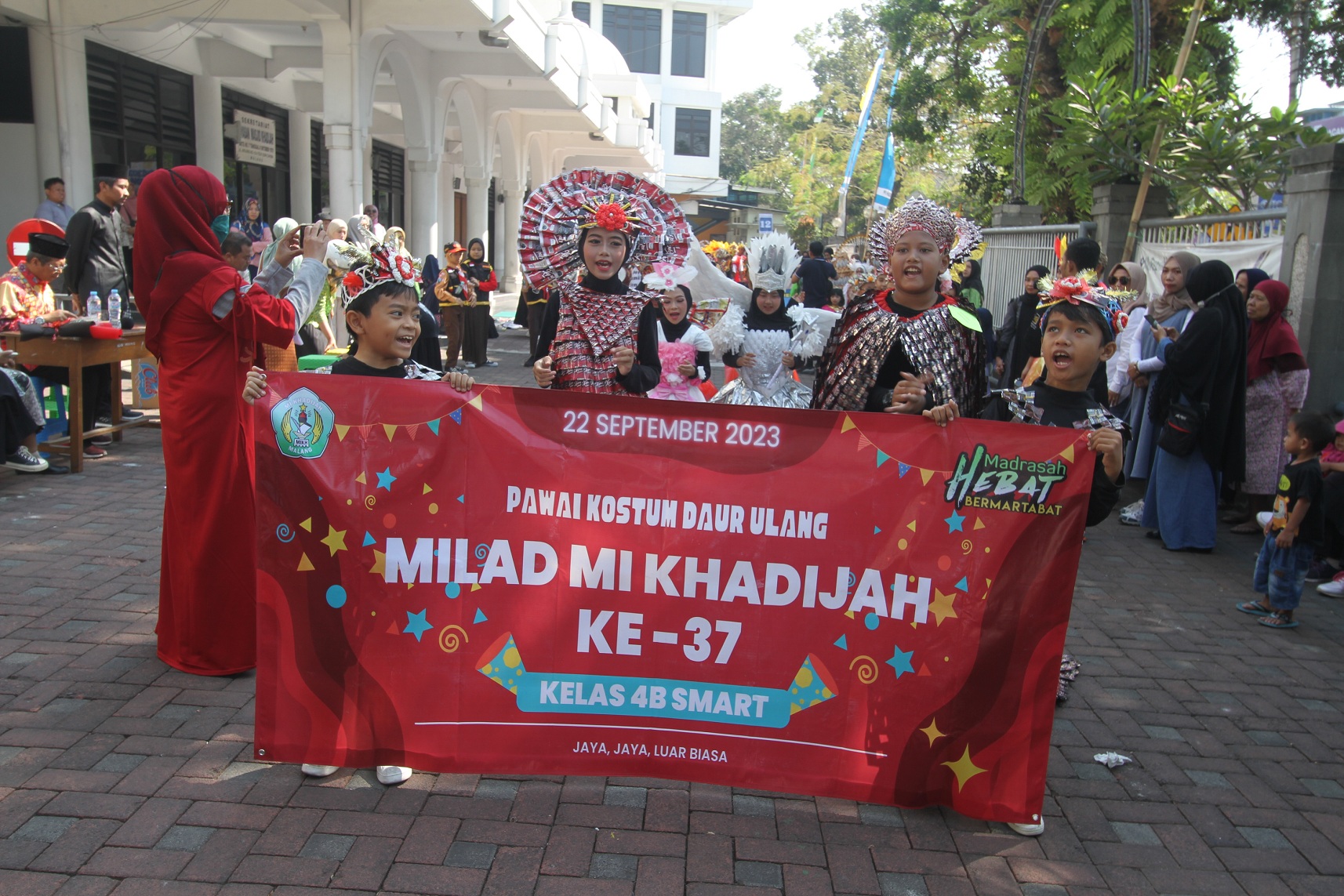 MERIAH: Siswa MI Khadijah Malang pawai kostum dari bahan daur ulang sampah pada Perayaan Milad Ke-37. (MI Khadijah for Radar Malang)