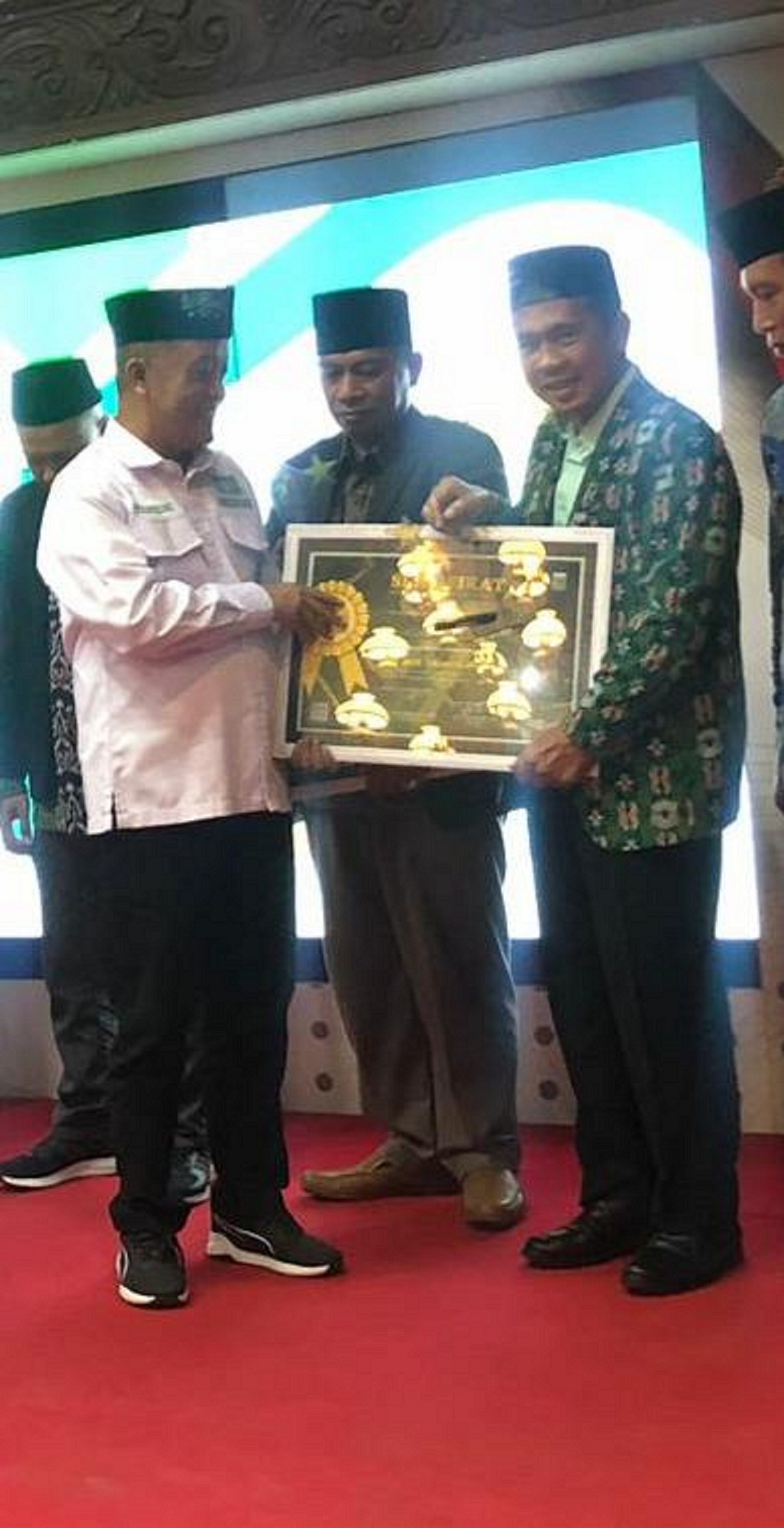 BERI BUKTI : Ketua PW LP Ma