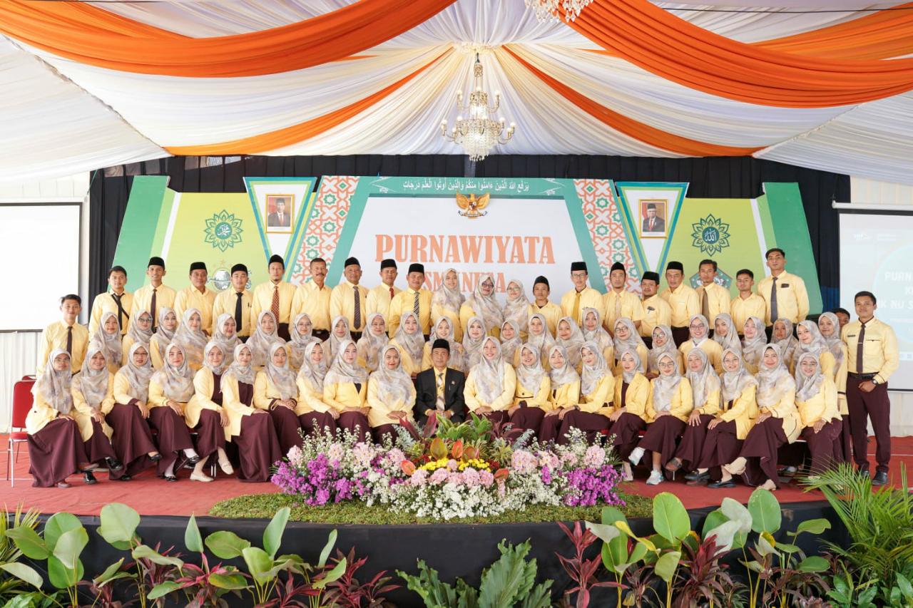 KOMITMEN MAJU : Kepala Sekolah Drs H. Abdul Mujib Syadzili MSi (tengah) bersama seluruh guru dan staf SMK NUSA, berkomitmen memajukan prestasi seluruh siswa dengan karakter akhlakul karimah.
