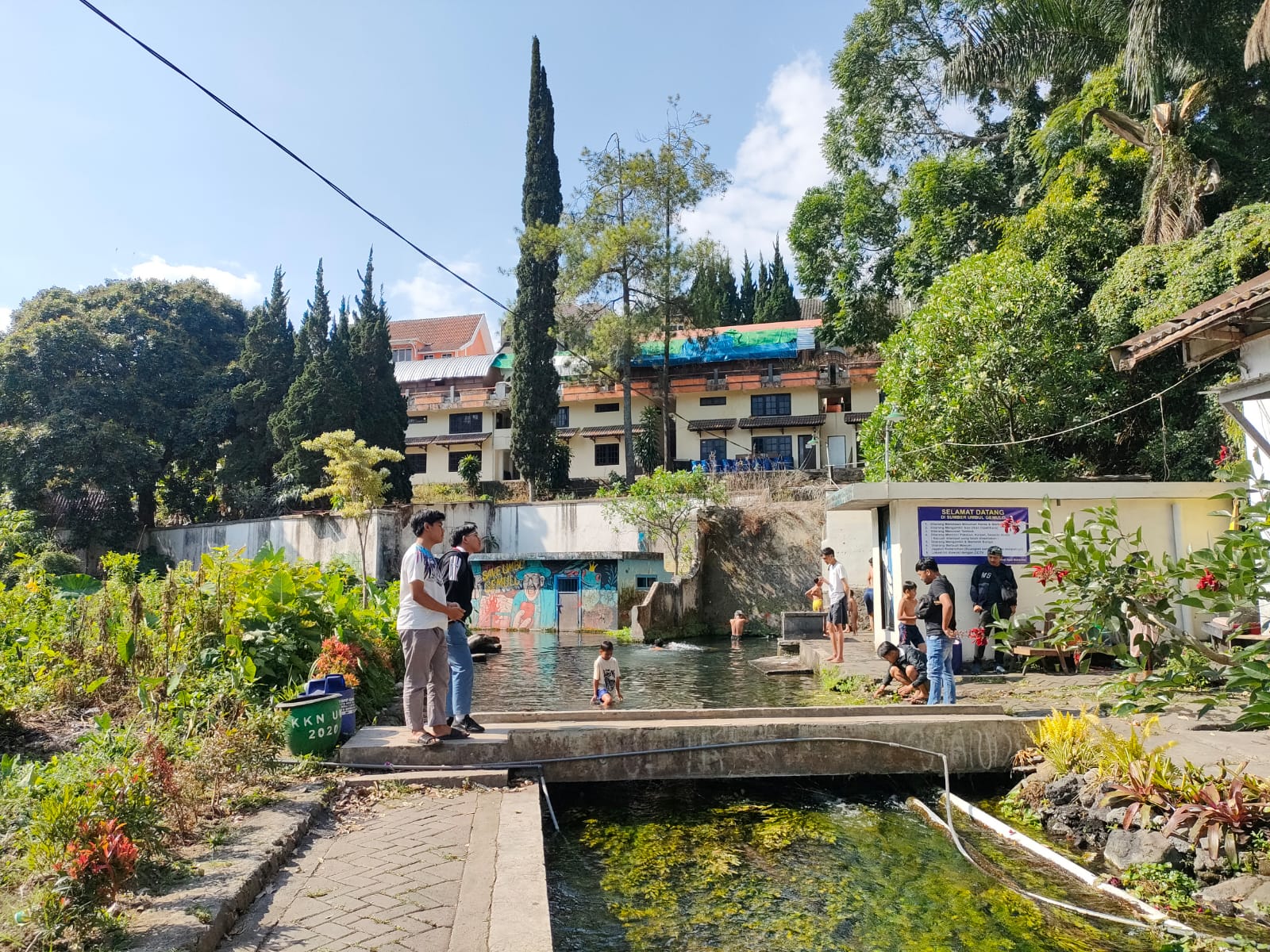 JERNIH DAN SEGAR: Sumber air Umbul Gemulo di Desa Bulukerto, Kecamatan Bumiaji terus dijaga kelestariannya oleh warga sekitar.