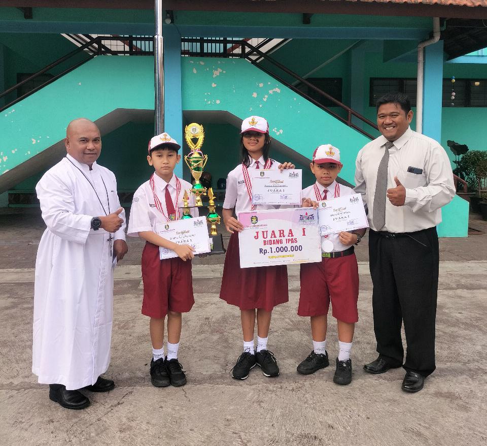 BIKIN BANGGA : Kepala Sekolah Fr M. Chrisostomus BHK SPd (kiri) bersama siswa SDK Mardi Wiyata 2 Malang Juara 1 IPAS ACTIONS 2023, kemarin.