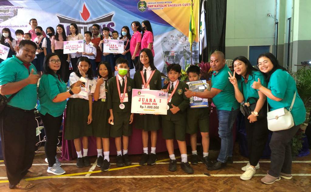 ASAH SKILL : Siswa dan guru pendamping SDK Mardi Wiyata 2 Malang berfoto bersama saat lomba ACTIONS di Surabaya.