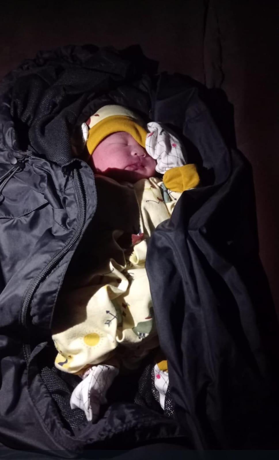 BAYI MALANG: Tubuh bayi laki-laki yang ditemukan warga Desa Pesanggrahan Selasa malam (26/9) dalam kondisi sehat.
