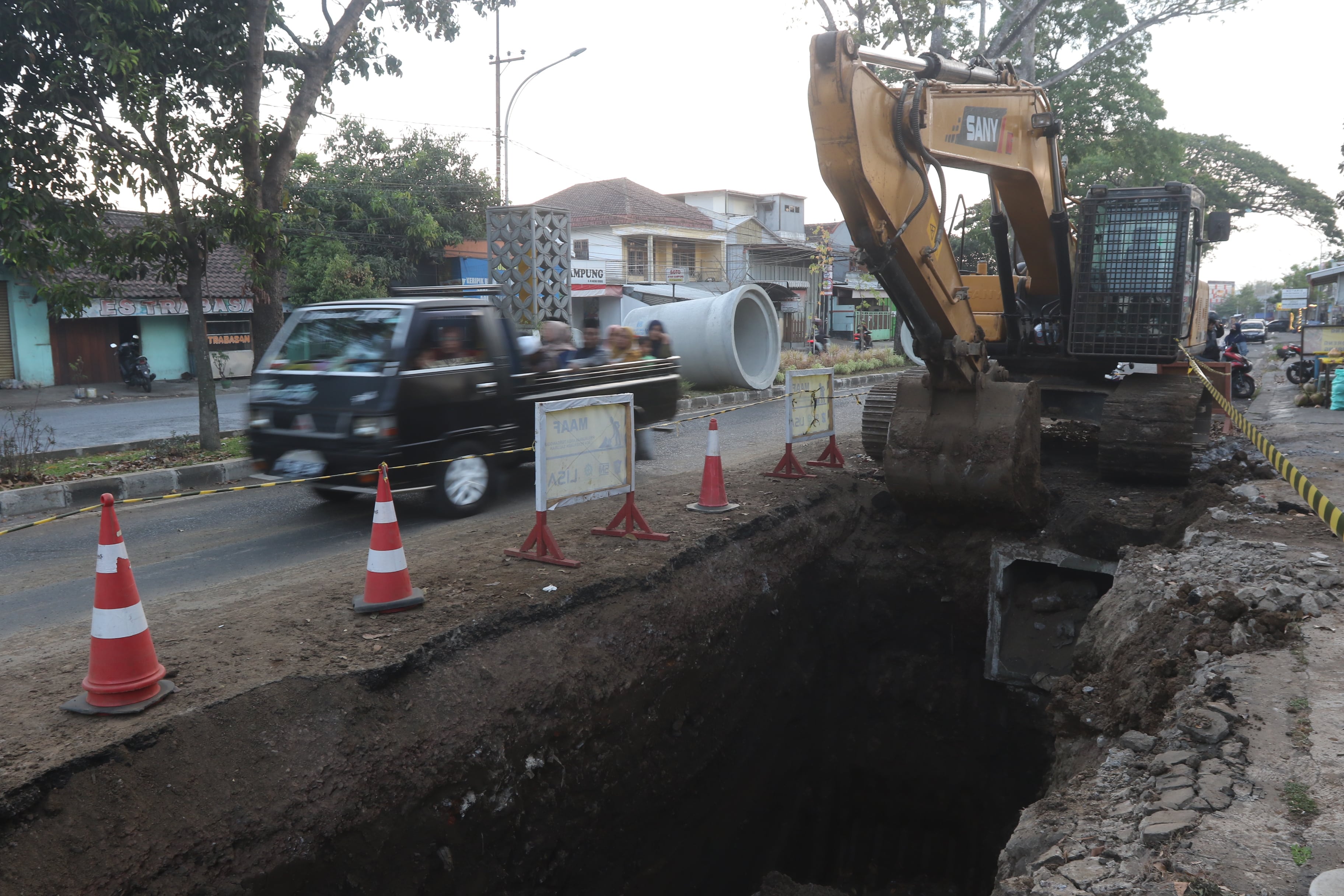 ANTIBANJIR: Satu unit alat berat melakukan pengerukan di Jalan Ki Ageng Gribig, Kecamatan Kedungkandang, Kota Malang untuk dibangun drainase, kemarin (28/9).