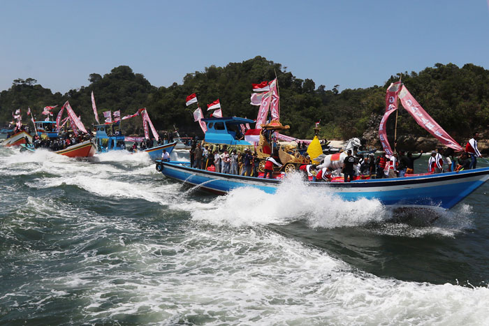 Kapal berkapasitas 50 ton memimpin prosesi petik laut di Sendangbiru, kemarin. Di belakangnya ada sekitar 65 perahu nelayan yang ambil bagian.