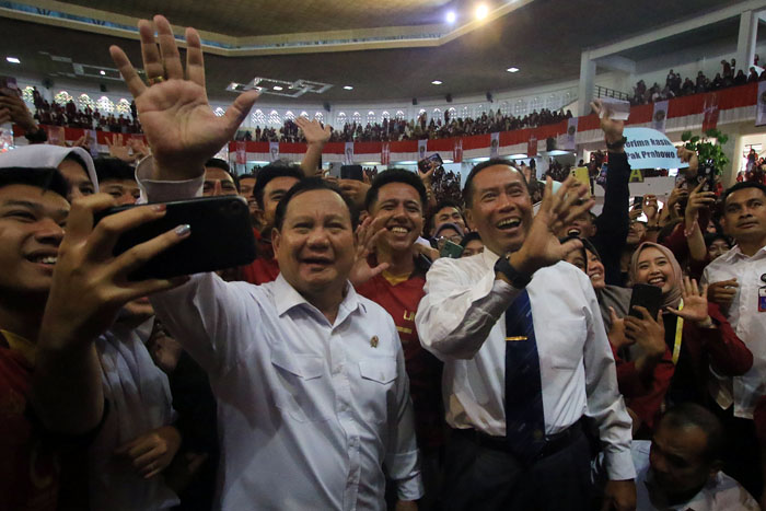 Menteri Pertahanan RI Prabowo Subianto (kiri) didampingi Rektor UMM Prof Dr Fauzan menyapa sekitar 6.500 mahasiswa yang memenuhi Dome UMM kemarin.