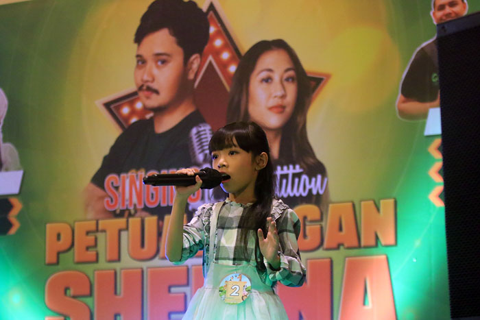 Salah satu peserta percaya diri menyanyikan lagu dari film Petualangan Sherina 2 di Mopic Cinemas, kemarin.