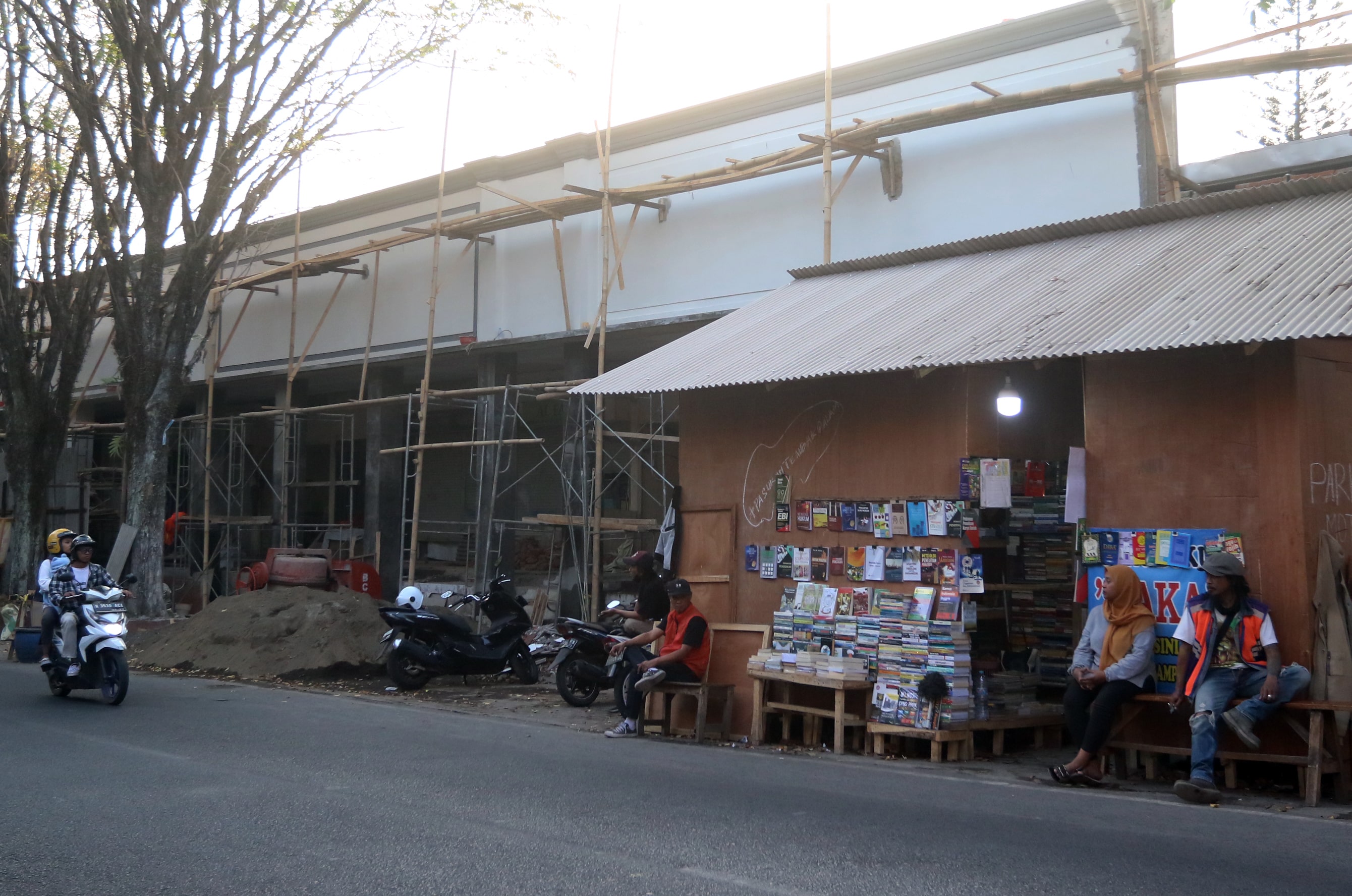 DIKEBUT: Pedagang Pasar Buku Wilis berjualan di pasar penampungan sementara, kemarin (29/9). Mereka akan menempati pasar baru setelah perbaikan rampung.