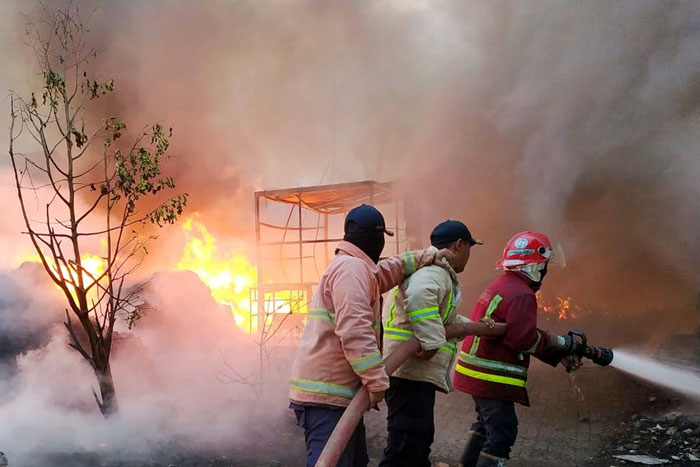 Petugas Damkar Kabupaten Malang butuh waktu sekitar 6,5 jam untuk memadamkan api yang membakar gudang serat tekstil di Singosari, kemarin.