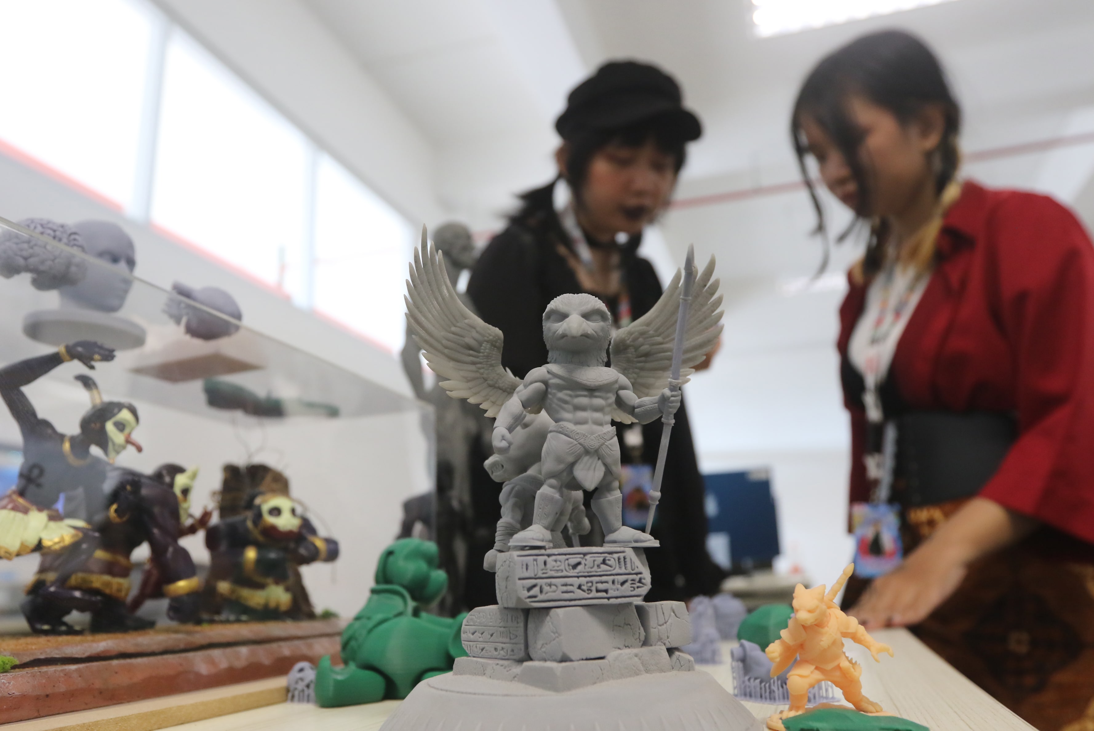 KARAKTER BARU: Dua anggota komunitas menunjukkan boneka 3D hasil karya mereka