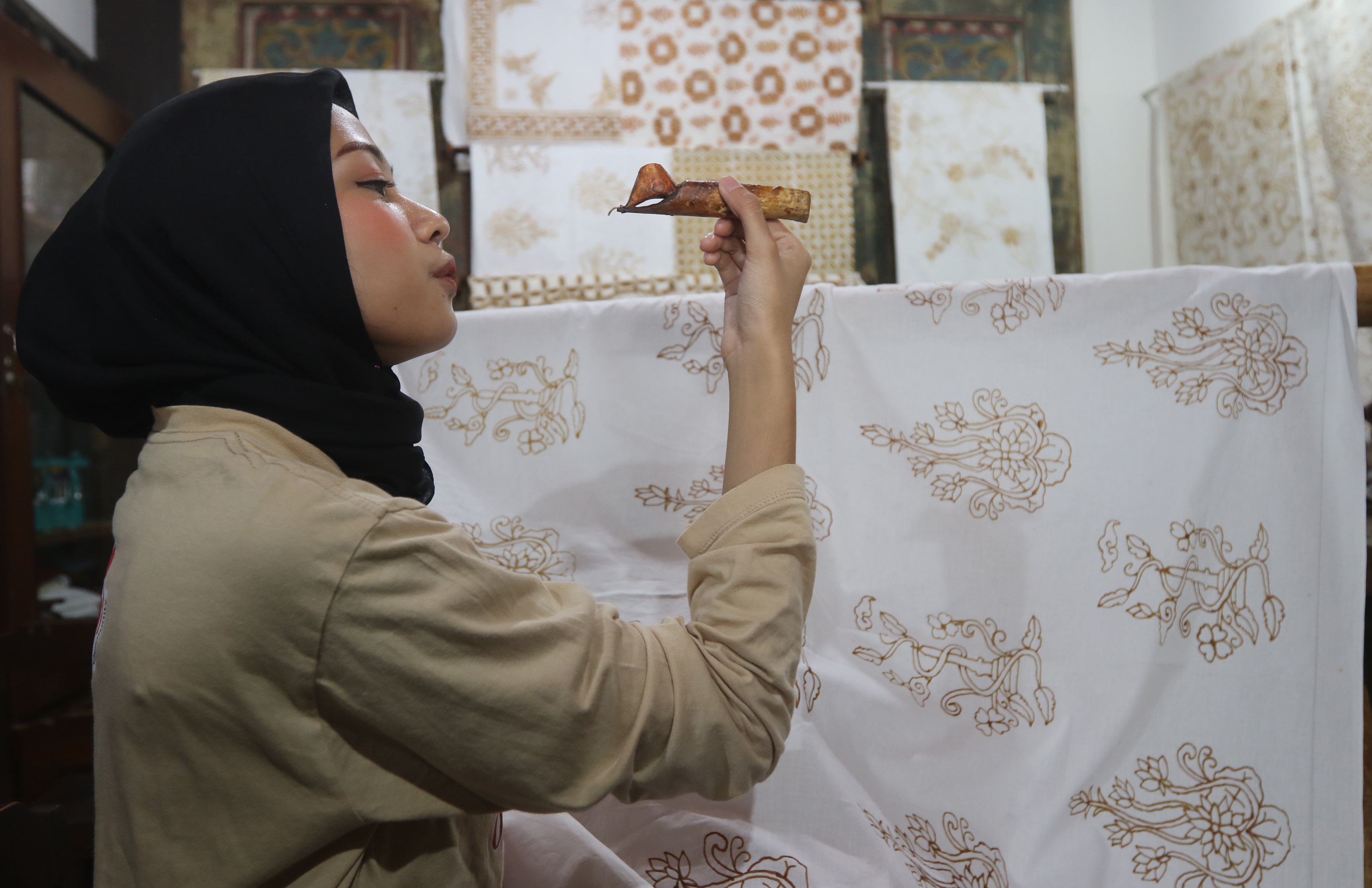 BUDAYA: Seorang penyandang disabilitas membatik di halaman Soendari Batik, Jalan Soekarno Hatta, kemarin (1/10).  