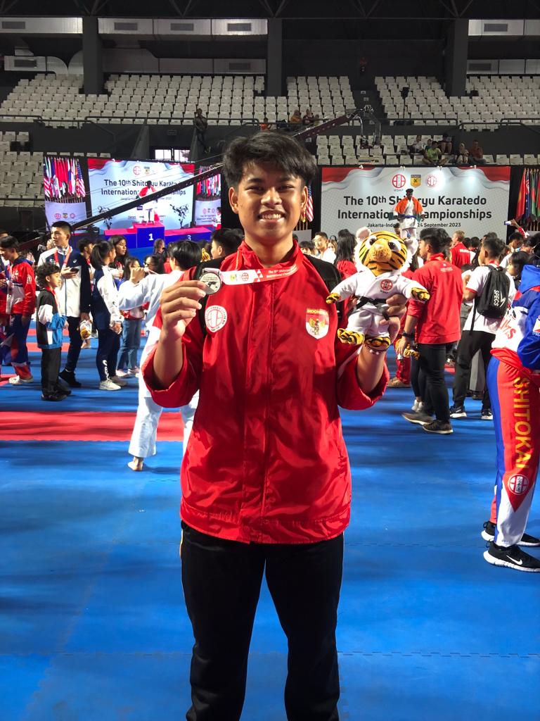 BERPRESTASI: Dzaky Pratama Ahmad Dani menunjukkan medali yang diraih usai memenangkan kejuaraan karate, baik nasional maupun internasional.