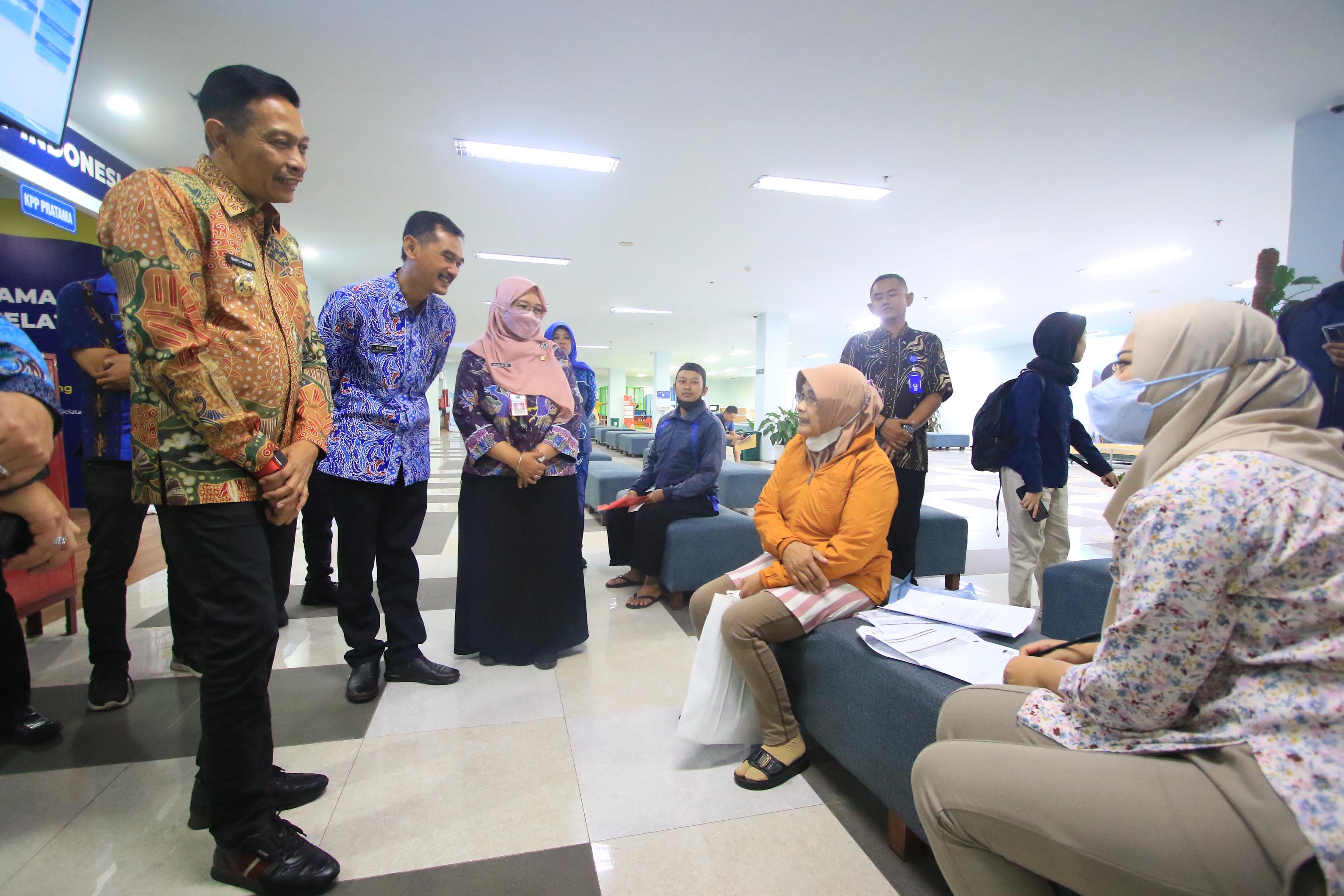 LAYANAN PRIMA: Pj Wali Kota Malang Wahyu Hidayat meninjau layanan di MPP, Jalan Merdeka Timur kemarin (2/10)