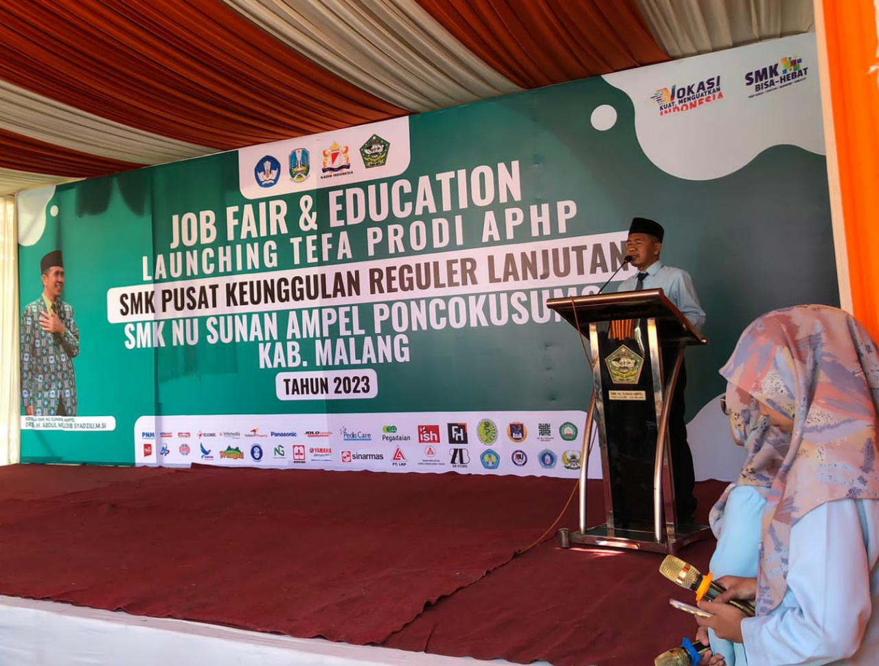 EVENT PERDANA : Drs H Abdul Mujib Syadzili MSi (berdiri) memberikan sambutan saat Job Fair dan Education Launching TEFA prodi APHP, Sabtu (29/9).
