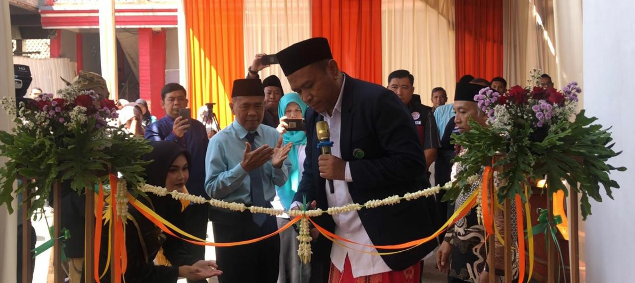 SUPPORT PENUH : Pemotongan pita Launching TEFA prodi APHP oleh Ketua LP Ma