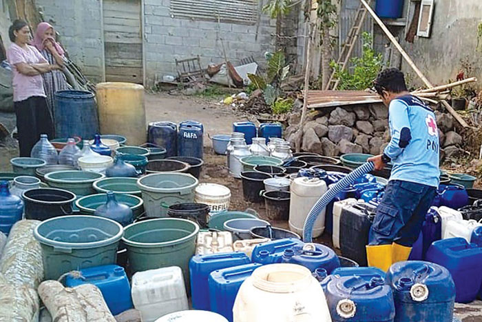 Dropping air bersih untuk warga yang mengalami kekeringan di Desa Klampok, Kecamatan Singosari Kabupaten Malang