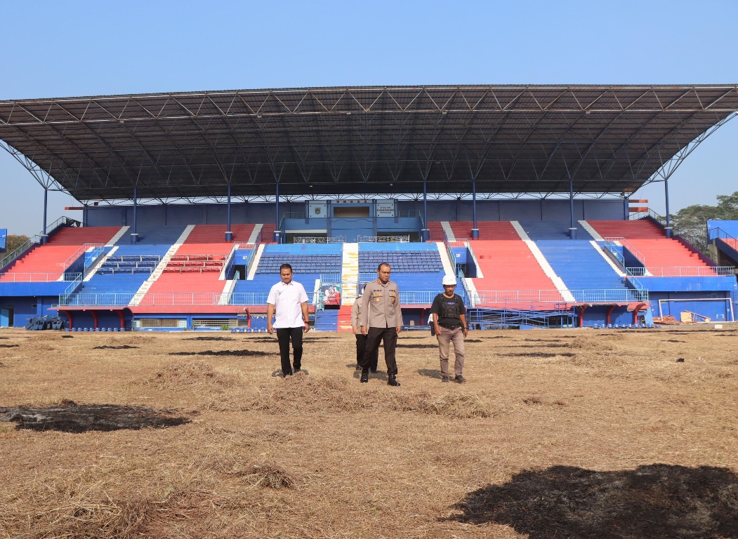 CEK LOKASI: Kapolres Malang AKBP Putu Kholis Aryana melihat bagian dalam Stadion Kanjuruhan yang menyisakan bekas rumput yang terbakar, kemarin (2/10).