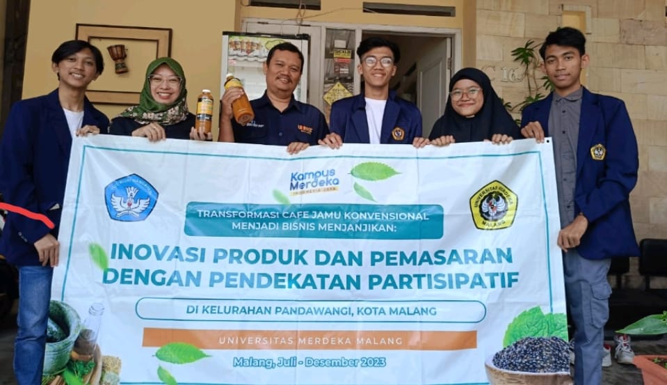 Tim pengabdian Universitas Merdeka Malang membuat inovasi produk dan pemasaran jamu.