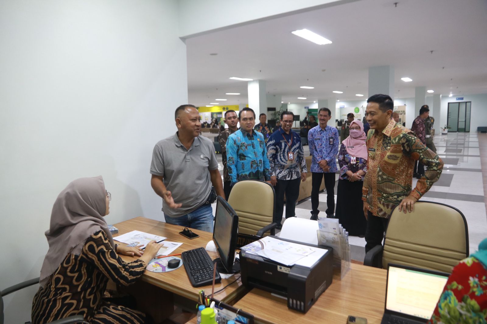 Pj Wali Kota Malang Wahyu Hidayat berbincang dengan petugas dan warga di Mal Pelayanan Publik
