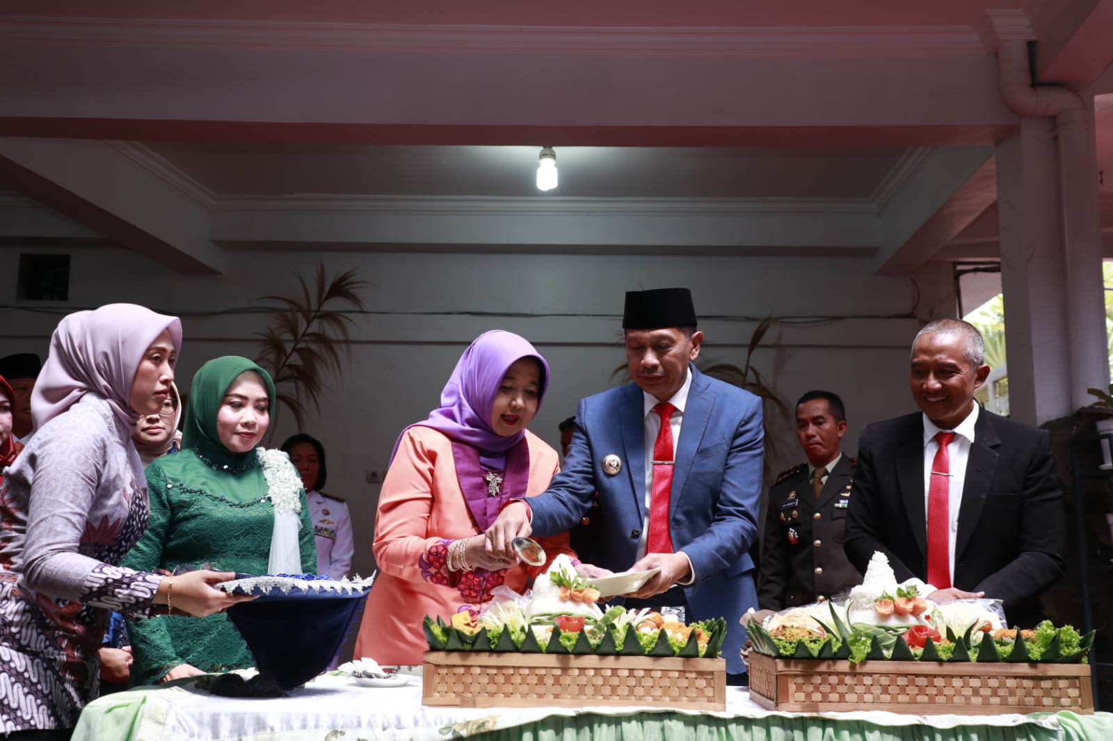 Pj Wali Kota Malang Wahyu Hidayat dan istri saat tasyakuran menempati rumah Jabatan Walikota Malang.