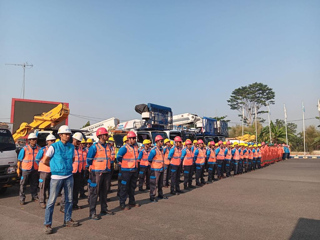 SIAP AKSI:Seluruh petugas melaksanakan apel pagi di halaman Stadion Kanjuruhan, Rabu (4/10) pagi.
