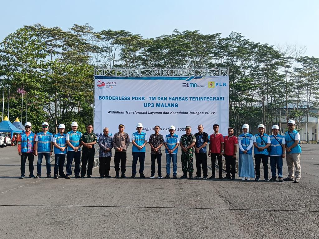 FOTO BERSAMA:Tim Manajemen PLN UP3 Malang bersama pihak eksternal berfoto setelah pelaksanaan apel di halaman Stadion Kanjuruhan, Kepanjen, Rabu (4/10)&nbsp;tadi&nbsp;pagi.