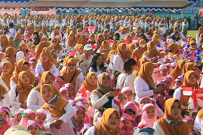 Guru PAUD dan anak-anak bersenam di Stadion Gajayana Kota Malang.