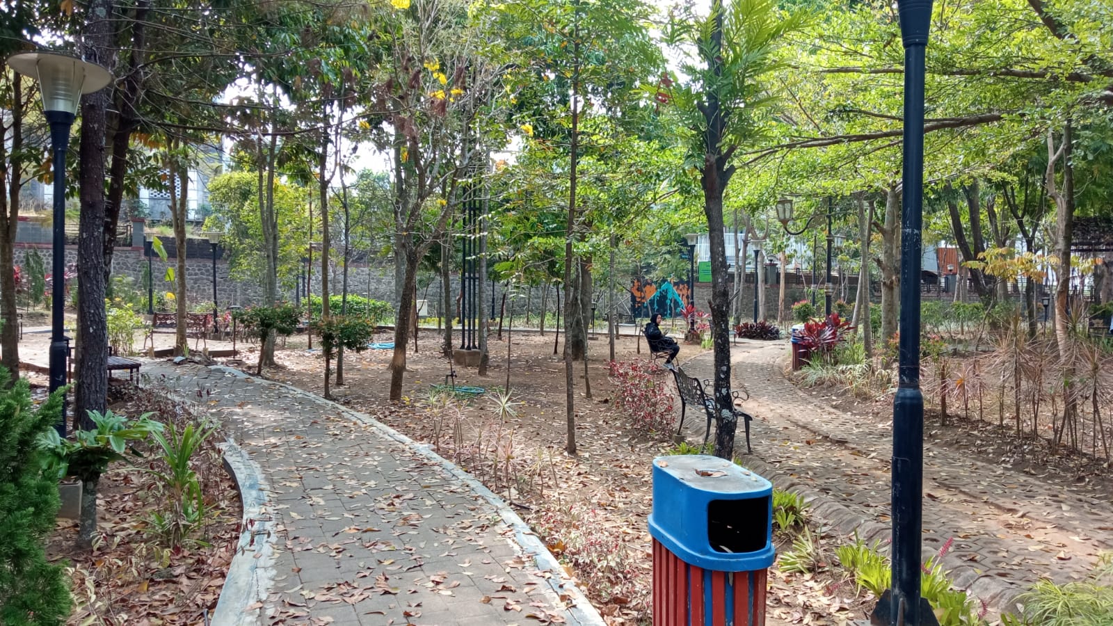 KERING: Kondisi Taman Hutan Kota Bondas di Jalan Sultan Agung yang kering dan kurang terawat.