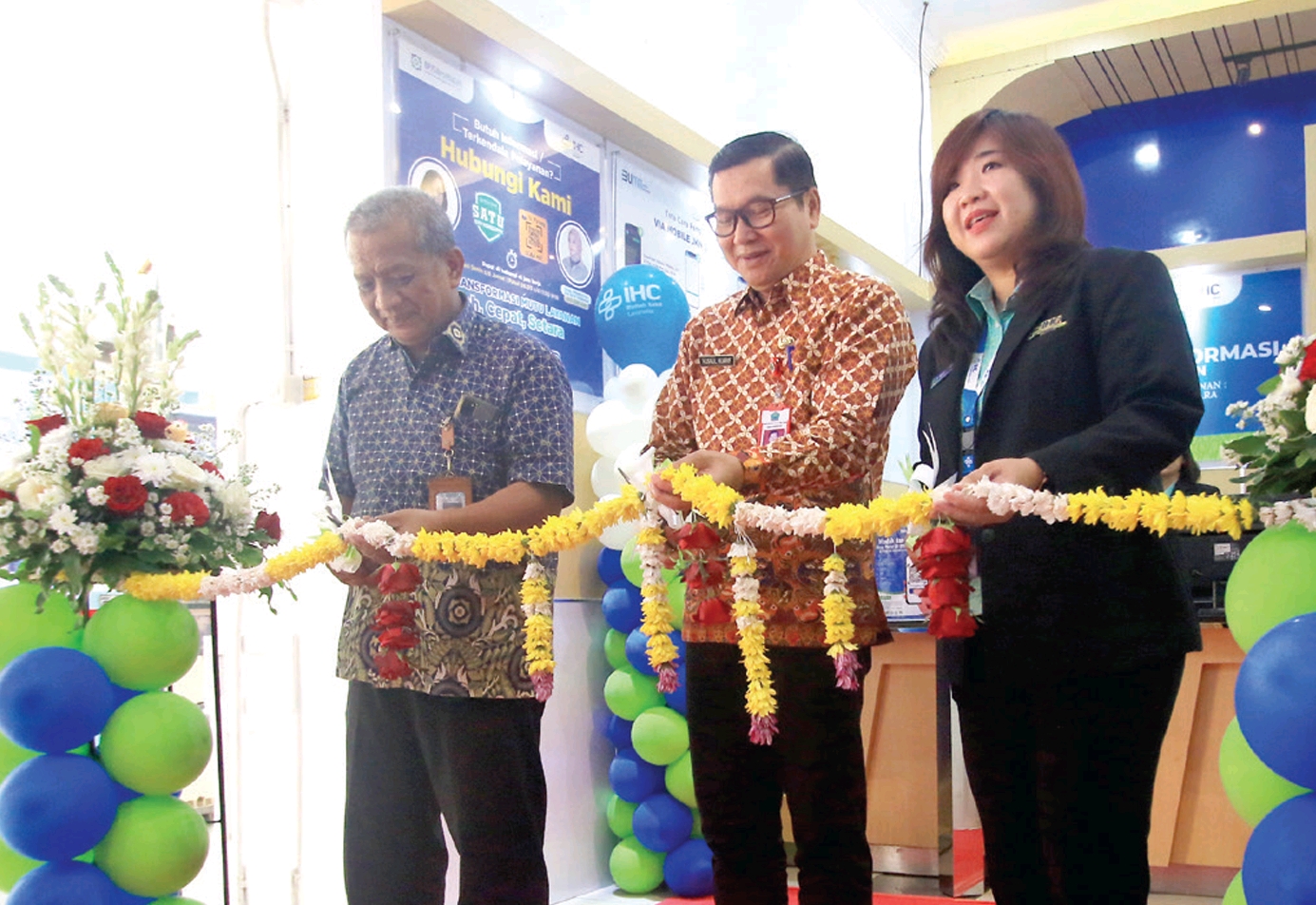 Dari kanan, Direktur RS Lavalette dr Mariani Indahri MMRS, Kadinkes Kota Malang dr Husnul Muarif, dan Kepala BPJS Kesehatan Cabang Malang Roni Kurnia Hadi Permana resmikan loket layanan BPJS Kesehatan