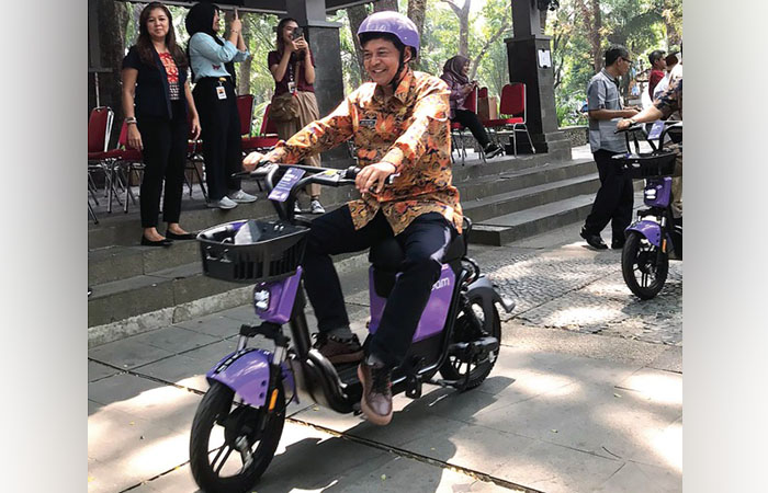 Staf Ahli 3 Wali Kota Malang Drs Alie Mulyanto MM mencoba sepeda listrik di Universitas Brawijaya (UB) kemarin (4/10).