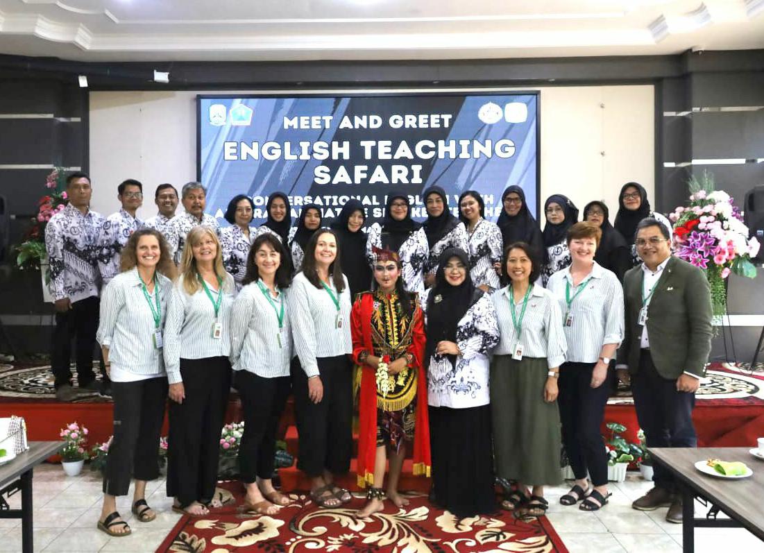 SINERGI : Kebersamaan guru native speaker dari Australia Barat dan guru SMKN 3 saat English Teaching Safari 2023.