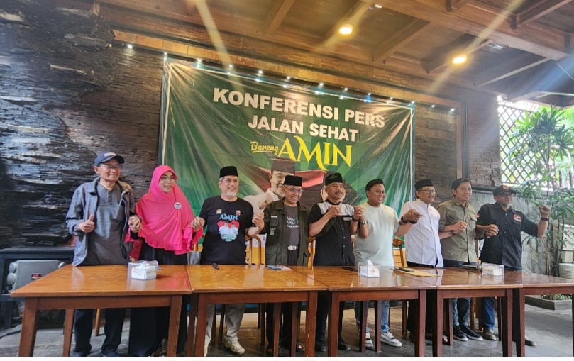 SUKSESKAN ACARA: Jajaran panitia penyelenggara Jalan Sehat Bareng AMIN usai jumpa pers di RM Kertanegara, Kota Malang, Jumat (6/10) siang.