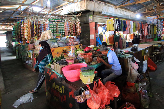 Para pedagang di Pasar Blimbing masih berjualan seperti biasanya, kemarin (5/10).