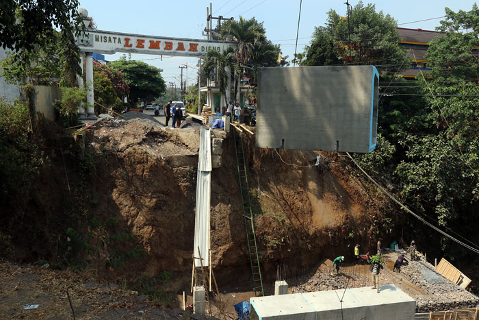 Sejumlah pekerja memasang box culvert yang diturunkan menggunakan alat berat di kawasan Lembah Dieng.