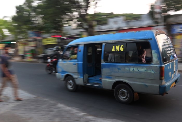 MENYUSUT: Salah satu armada dari trayek AMG melintas di Jalan Hamid Rusdi, Kecamatan Blimbing kemarin sore. Isu tentang angkot yang tidak layak jalan masih ada.