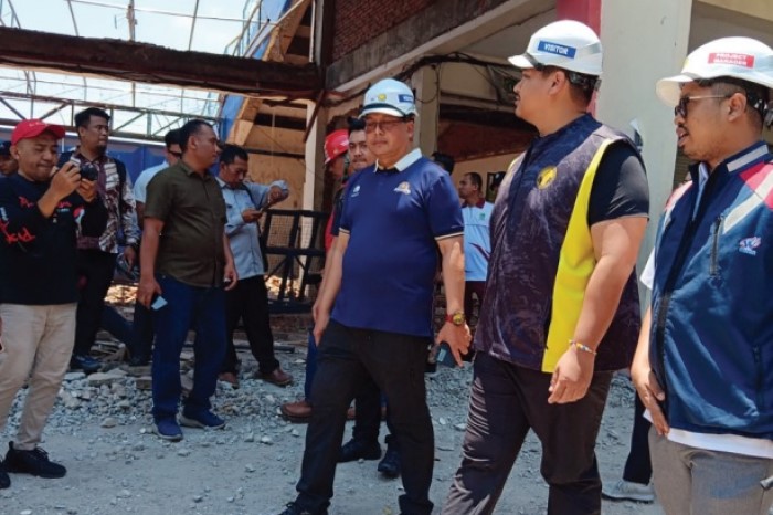 SESUAI STANDAR FIFA: Menpora RI Ario Bimo Nandito Ariotedjo bersama rombongan PT Waskita Karya meninjau pembongkaran beton Stadion Kanjuruhan, kemarin.
