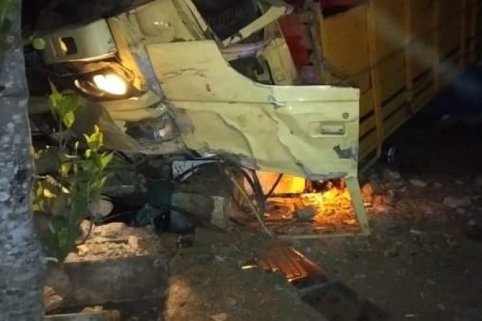 Truk terbalik dalam kecelakaan di Desa Bantur Kabupaten Malang